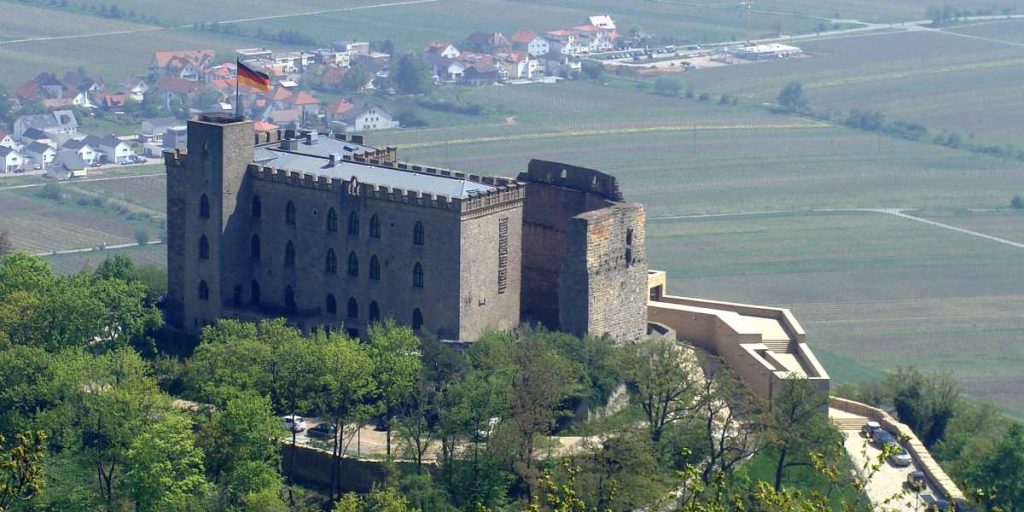 Hambacher Schloss von EDRL Lachen-Speyerdorf für Privatpiloten ein Ausflugziel von vielen im Trend liegenden Ausflugszielen und Ausflugsideen, von jeden Flugplatz gibt es Ausflugziele zu entdecken