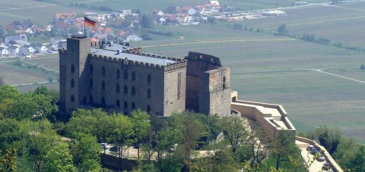 Hambacher Schloss von EDRL Lachen-Speyerdorf für Privatpiloten ein Ausflugziel von vielen im Trend liegenden Ausflugszielen und Ausflugsideen, von jeden Flugplatz gibt es Ausflugziele zu entdecken