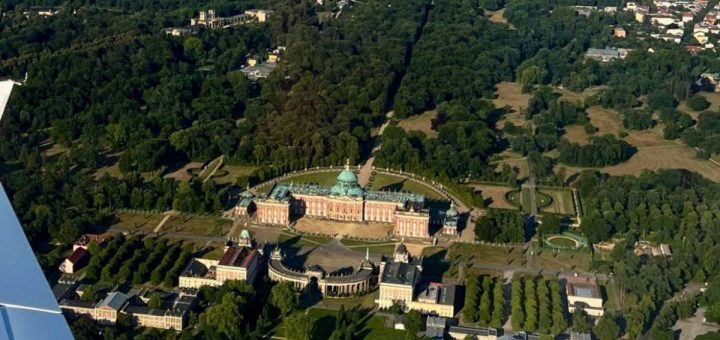 Neues Palais Potsdam von EDBE Brandenburg-Muehlenfeld für Privatpiloten ein Ausflugziel von vielen im Trend liegenden Ausflugszielen und Ausflugsideen, von jeden Flugplatz gibt es Ausflugziele zu entdecken