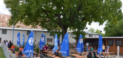 Biergarten von EDNX Oberschleissheim für Privatpiloten ein Ausflugziel von vielen im Trend liegenden Ausflugszielen und Ausflugsideen, von jeden Flugplatz gibt es Ausflugziele zu entdecken