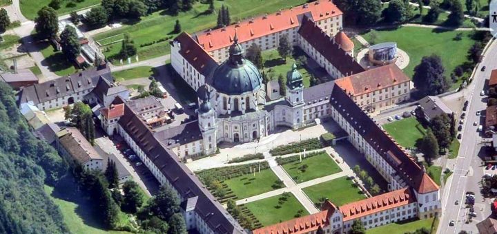 Kloster Ettal von LOIR Reutte-Hofen für Privatpiloten ein Ausflugziel von vielen im Trend liegenden Ausflugszielen und Ausflugsideen, von jeden Flugplatz gibt es Ausflugziele zu entdecken