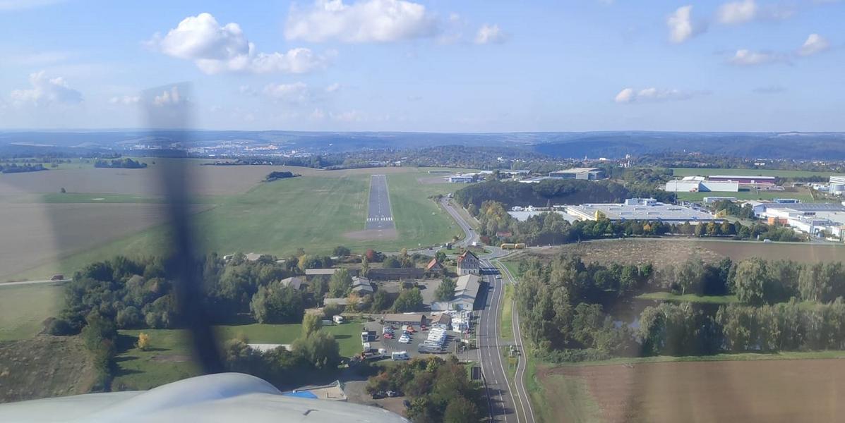 Am östlichen Stadtrand von Gera gelegen, bietet der Verkehrslandeplatz Gera-Leumnitz EDAJ beste Voraussetzungen. Der Flugplatz ist täglich für Sie geöffnet!