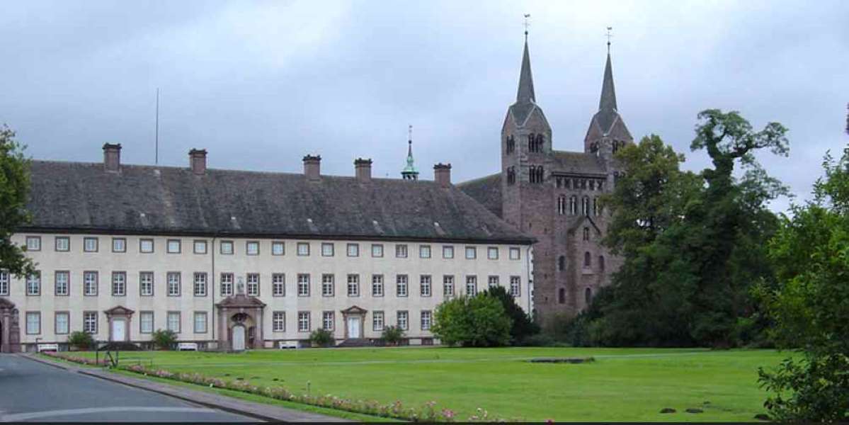 Kloster Westwerk von Höxter-Holzminden EDVI für Privatpiloten ein Ausflugziel von vielen im Trend liegenden Ausflugszielen und Ausflugsideen, von jeden Flugplatz gibt es Ausflugziele zu entdecken
