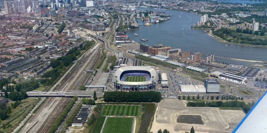 von Rotterdam EHRD das Stadtion De Kuip • MEIN-FLUGZIEL.DE