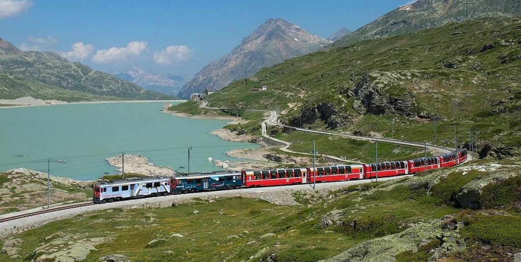 Bernina Express von Samedan LSZS Ausflugsziele, Ausflugsideen die im Trend liegen für Privatpiloten von jeden Flugplatz