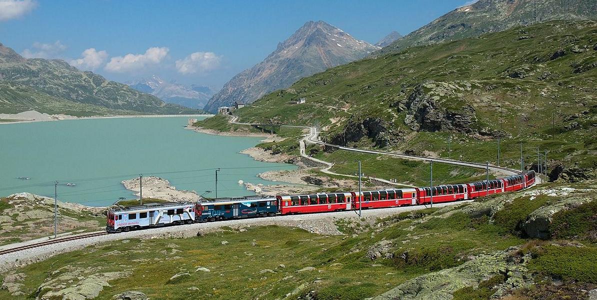 Bernina Express von Samedan LSZS Ausflugsziele, Ausflugsideen die im Trend liegen für Privatpiloten von jeden Flugplatz