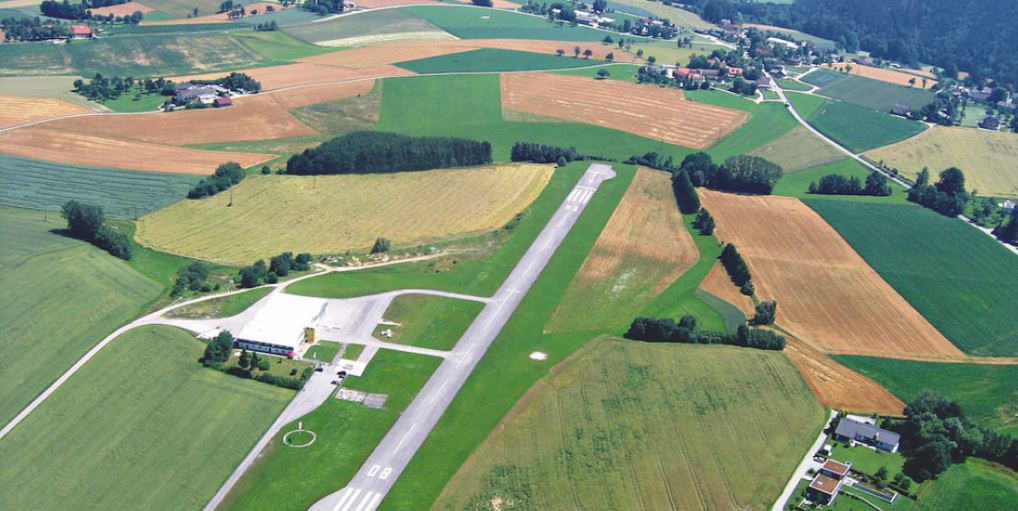 Flugplatz Gmunden LOLU liegt am Rande der Alpen in der Nähe des Traunsees