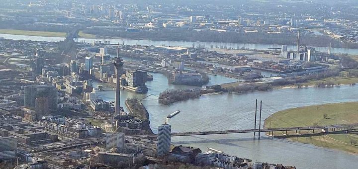 Düsseldorf Rheinturm von EDDL Düsseldorf für Privatpiloten ein Ausflugziel von vielen im Trend liegenden Ausflugszielen und Ausflugsideen, von jeden Flugplatz gibt es Ausflugziele zu entdecken