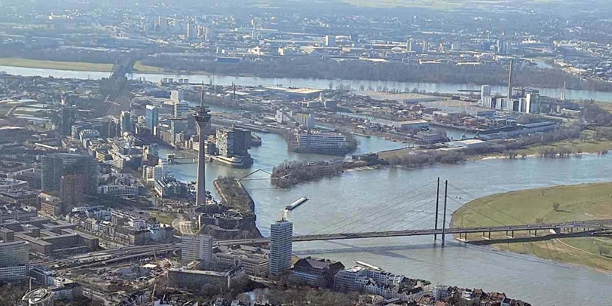 Düsseldorf Rheinturm von EDDL Düsseldorf für Privatpiloten ein Ausflugziel von vielen im Trend liegenden Ausflugszielen und Ausflugsideen, von jeden Flugplatz gibt es Ausflugziele zu entdecken