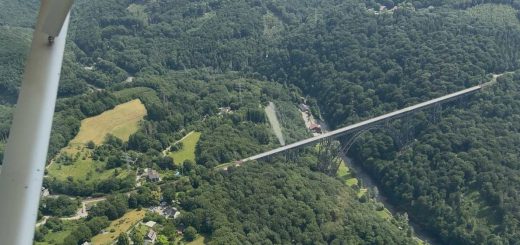 Müngstener Brücke von EDKL Leverkusen für Privatpiloten ein Ausflugziel von vielen im Trend liegenden Ausflugszielen und Ausflugsideen, von jeden Flugplatz gibt es Ausflugziele zu entdecken