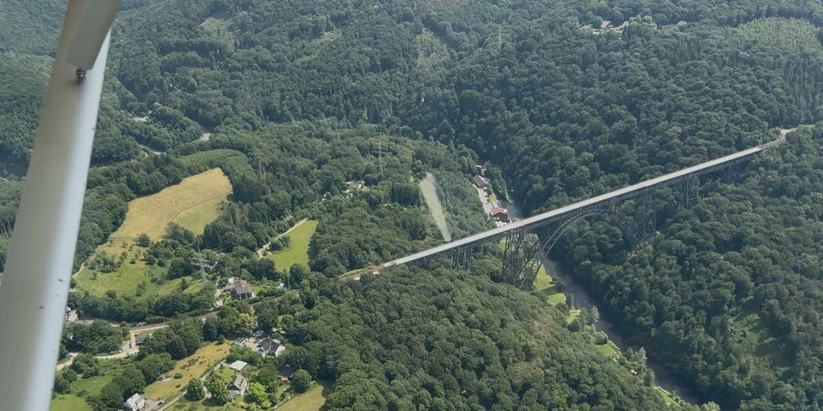 Müngstener Brücke von EDKL Leverkusen für Privatpiloten ein Ausflugziel von vielen im Trend liegenden Ausflugszielen und Ausflugsideen, von jeden Flugplatz gibt es Ausflugziele zu entdecken