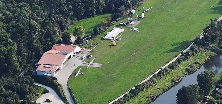 Imbiss von EDPI Moosburg für Privatpiloten ein Ausflugziel von vielen im Trend liegenden Ausflugszielen und Ausflugsideen, von jeden Flugplatz gibt es Ausflugziele zu entdecken