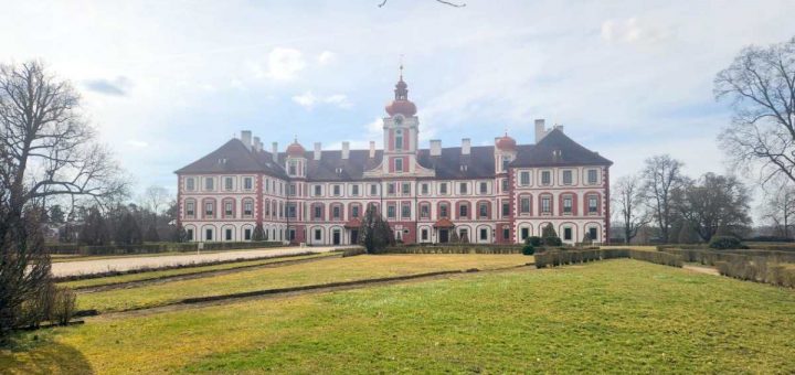 Schloss Münchengrätz von LKMH Mnichovo-Hradiste für Privatpiloten ein Ausflugziel von vielen im Trend liegenden Ausflugszielen und Ausflugsideen, von jeden Flugplatz gibt es Ausflugziele zu entdecken