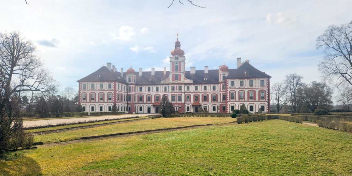 Schloss Münchengrätz von LKMH Mnichovo-Hradiste für Privatpiloten ein Ausflugziel von vielen im Trend liegenden Ausflugszielen und Ausflugsideen, von jeden Flugplatz gibt es Ausflugziele zu entdecken