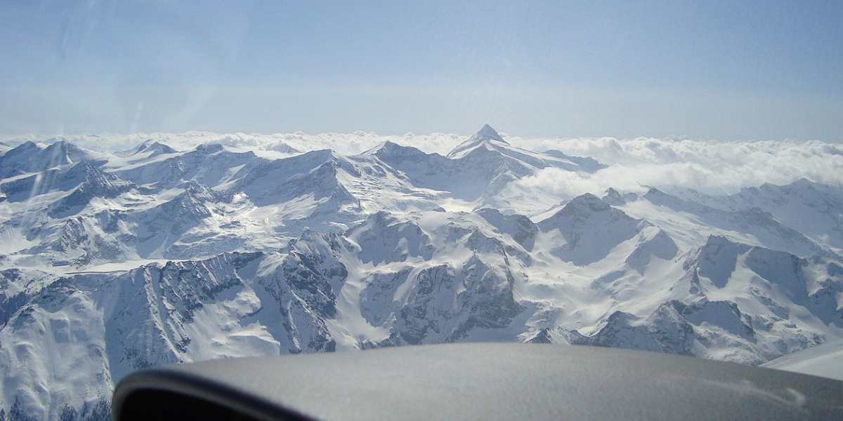 Großglockner vom Zell am See LOWZ für Privatpiloten ein Ausflugziel von vielen im Trend liegenden Ausflugszielen und Ausflugsideen, von jeden Flugplatz gibt es Ausflugziele zu entdecken