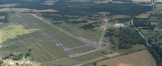 Am Flugplatz Müritz Airpark EDAX entsteht ein Fliegerdorf. Es ist eine versetzte Schwelle vorhanden.