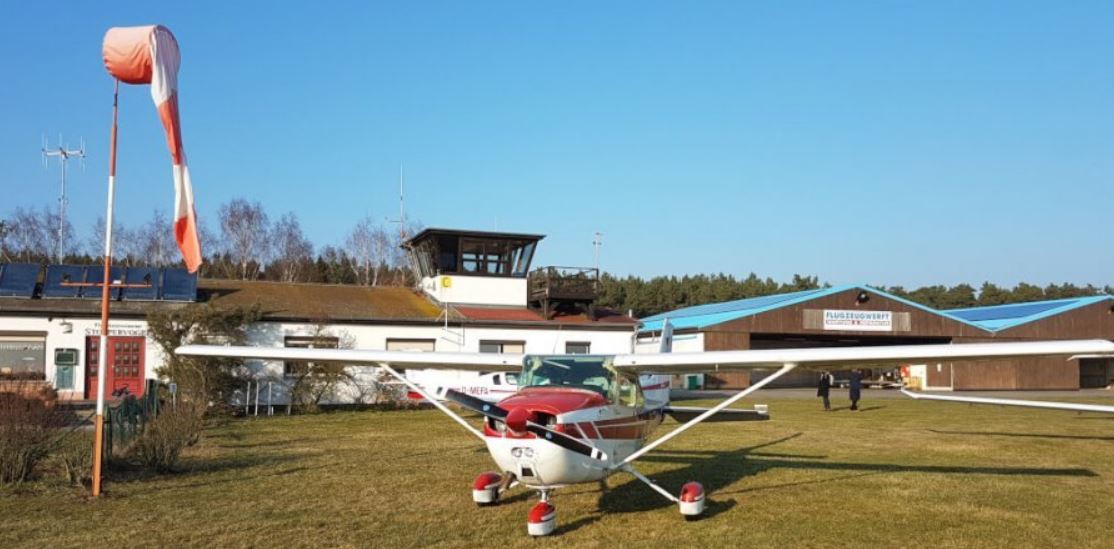 Am Flugplatz Oehna EDBO in der Gaststätte direkt am Platz sitzen und dabei eine tolle Sicht auf startende und landende Flugzeuge haben.
